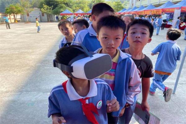 學(xué)生正在排隊體驗vr眼鏡