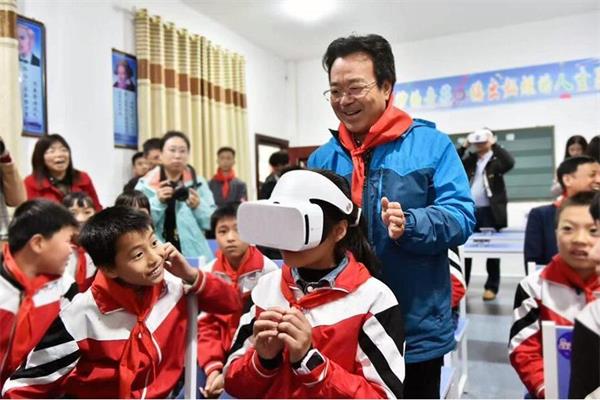 老師正在指導(dǎo)學(xué)生體驗vr科普館的細節(jié)