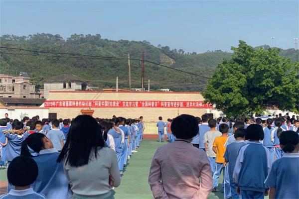 學(xué)生正在認真聽講安全講座